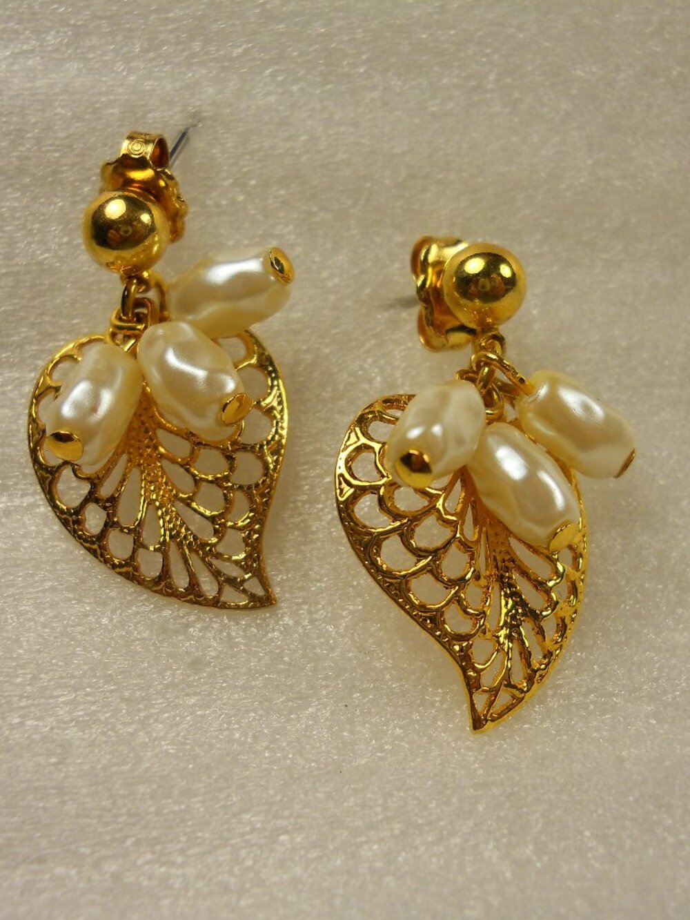 *SALE*  Avon - Filigree Leaf & Pearl Earrings    1125
